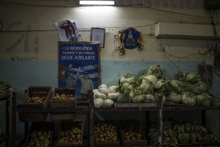 Küba'da halk karne ile alışveriş yapıyor