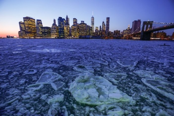 East River'ı buz kapladı