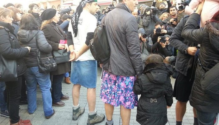 Erkeklerden Taksim'de Özgecan için etekli eylem