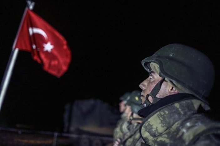 Operasyonda Türk Bayrağı indirilmeden diğeri göndere çekildi