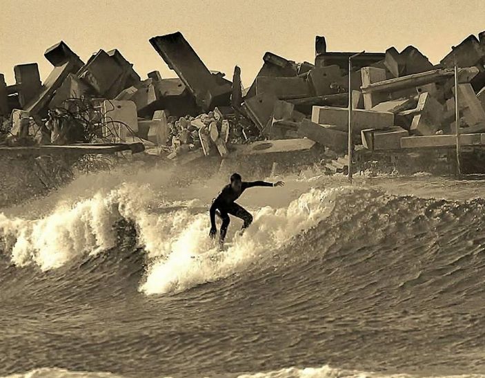 Gazze sahilinde sörf