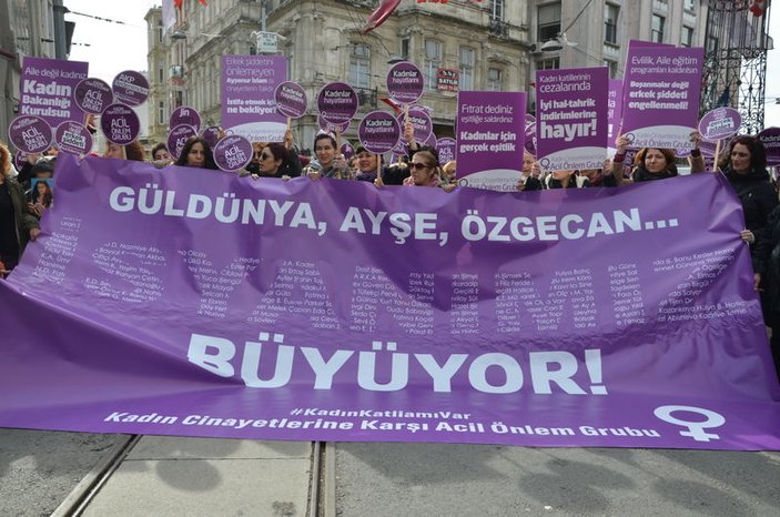 Taksim'de binlerce kişi Özgecan için yürüdü