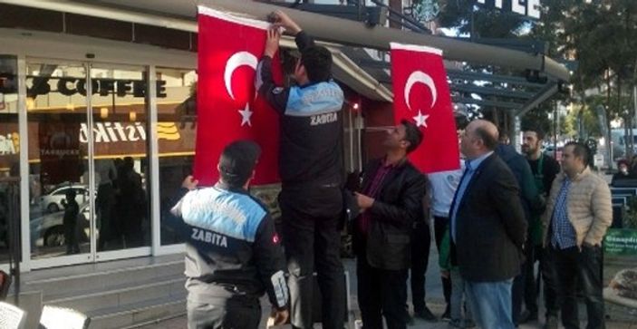 Adana'da zabıta Starbucks'a Türk bayrağı astı