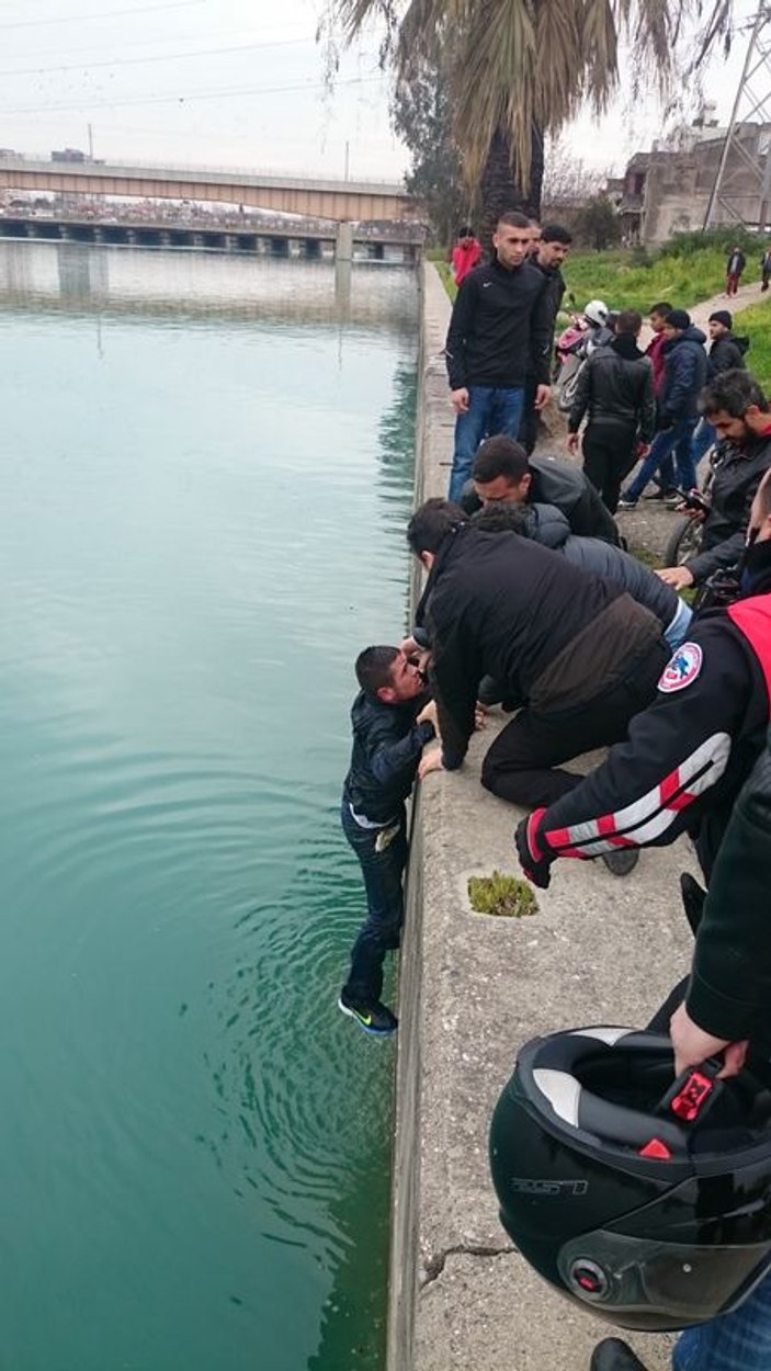 Yakalanmamak için nehre atlayan Adanalıyı polis kurtardı