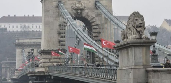 Macaristan'da Tuna Nehri üzerinde Türk bayrakları