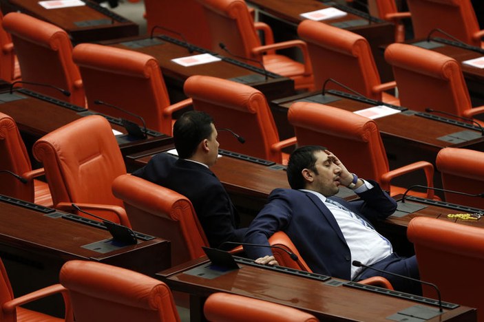 Yorgun düşen vekiller Meclis'te uyuyakaldı