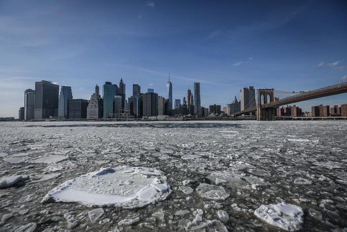 New York'taki Hudson ve East Nehirleri buz tuttu