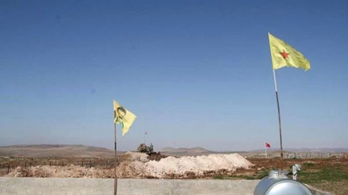 Türk bayrağı karşısında bulunan YPG bayrağı indirildi