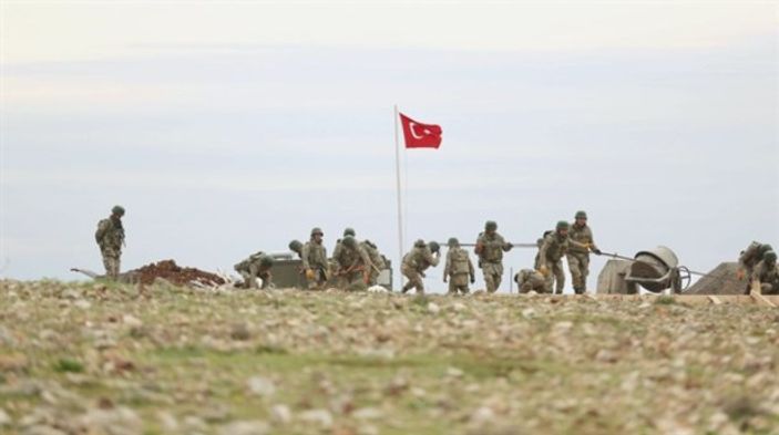 Türk bayrağı karşısında bulunan YPG bayrağı indirildi