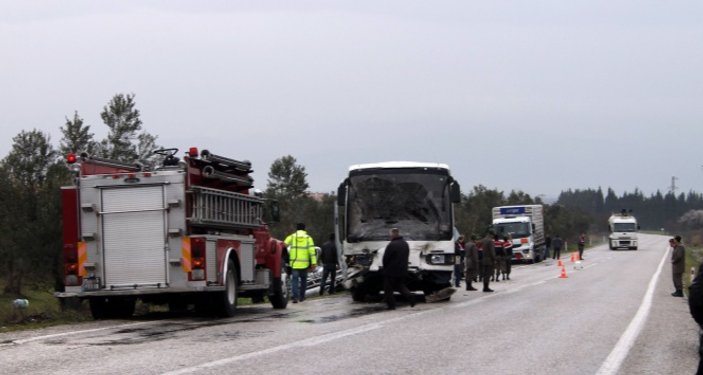 İzmir'de askeri personeli taşıyan araç ve kamyonet çarpıştı