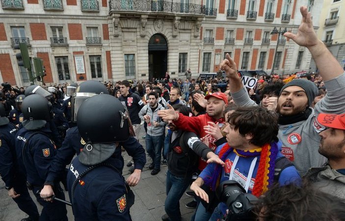 Madrid'de öğrenci eylemine polis müdahalesi