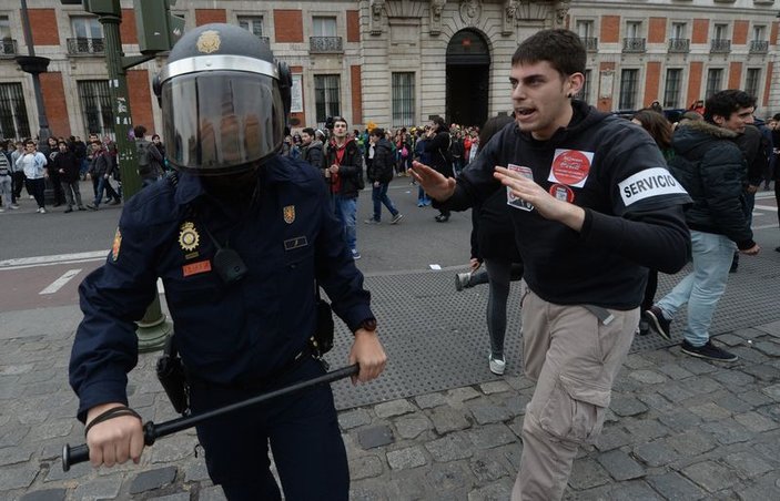 Madrid'de öğrenci eylemine polis müdahalesi