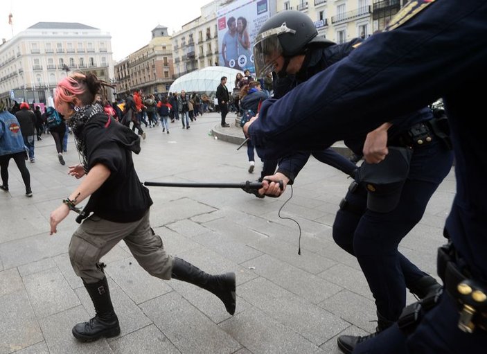 Madrid'de öğrenci eylemine polis müdahalesi