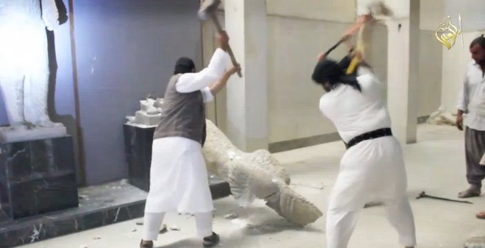 IŞİD Musul'daki bir müzede heykelleri yıktı