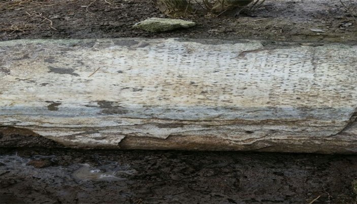 Yağmur tarihi mezar taşlarını ortaya çıkardı
