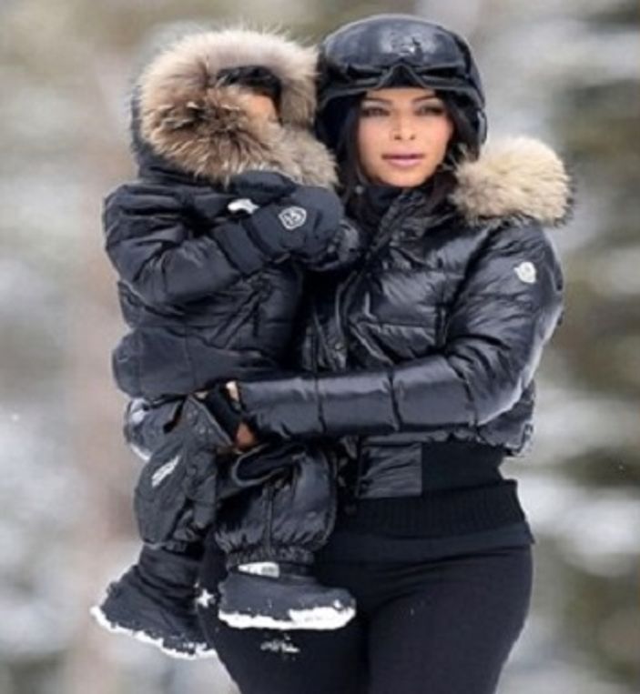 Kim Kardashian kızıyla bir örnek giyindi