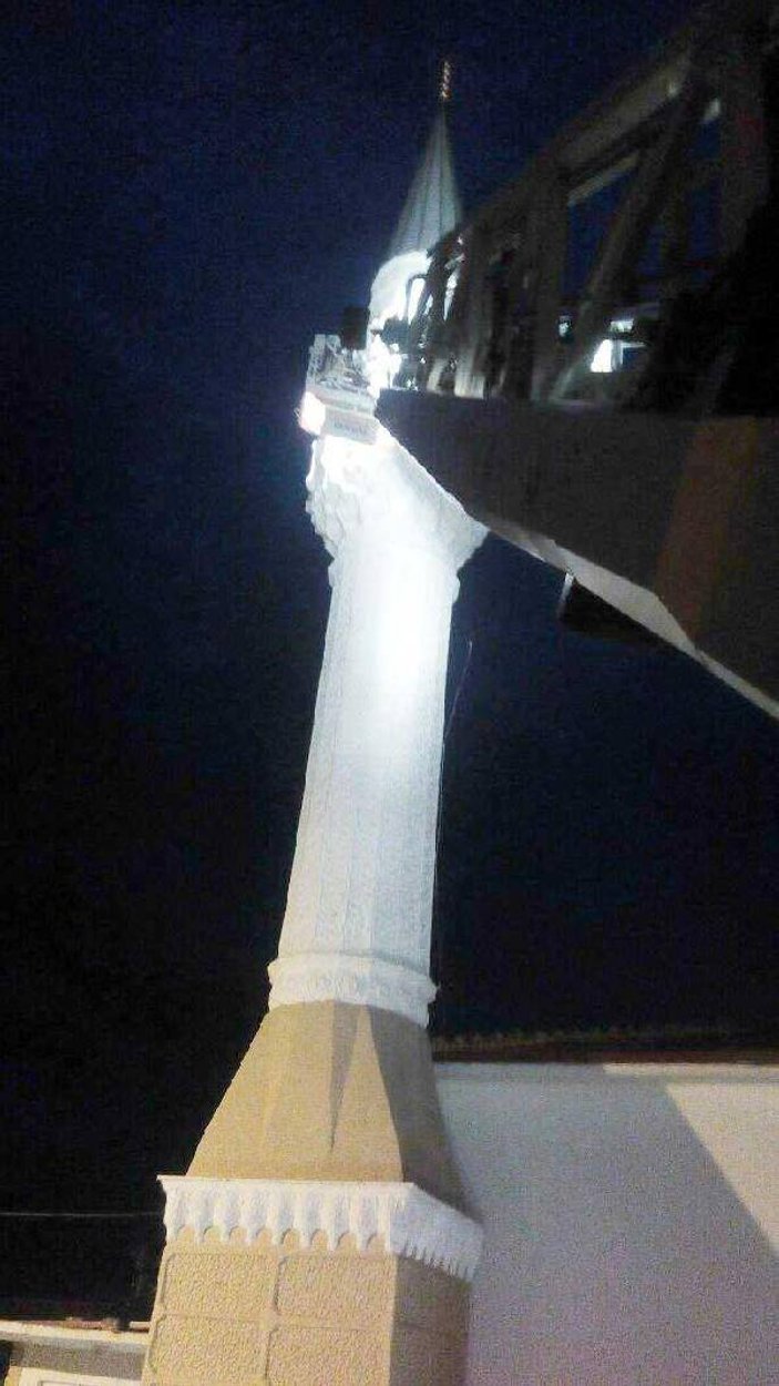 Sakarya'da minarede ölen adamın naaşını itfaiye indirdi
