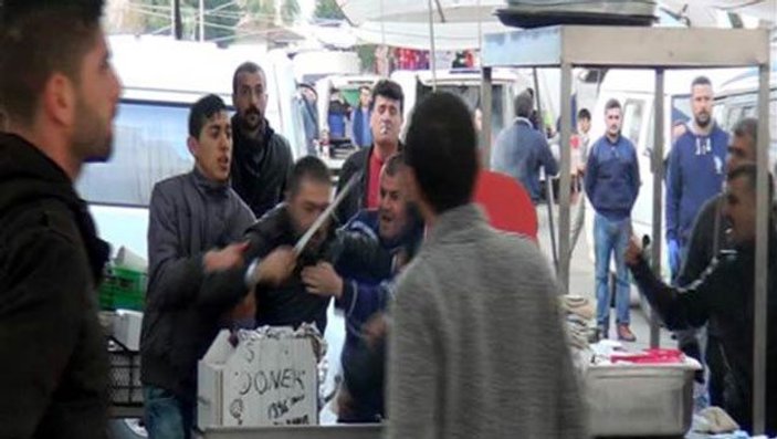 Antalya'da zabıta ile pazarcılar birbirine girdi