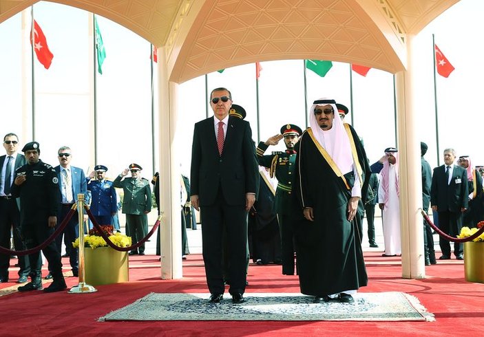 Erdoğan Suudi Arabistan'da törenle karşılandı