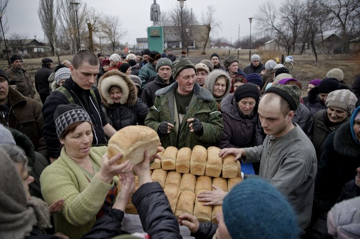 Ukrayna'da ayrılıkçılar halka ekmek dağıttı