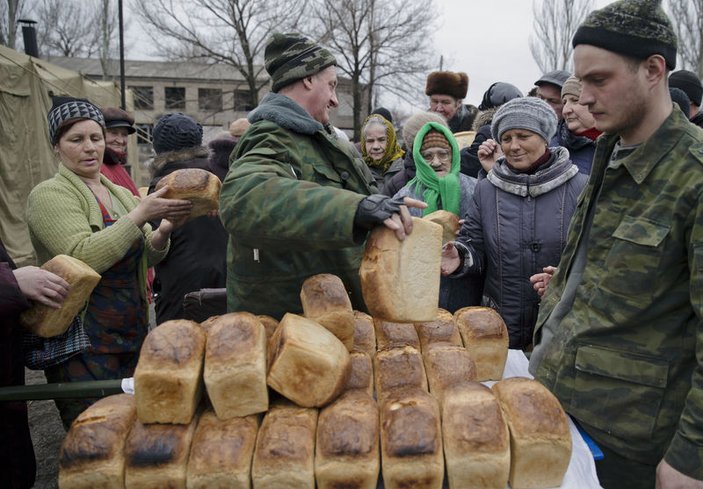 Ukrayna'da ayrılıkçılar halka ekmek dağıttı