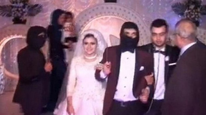 Mısırlı genç düğününü IŞİD koreografisinde yaptı