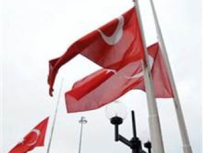 İki ilde Türk bayrağına saldırı
