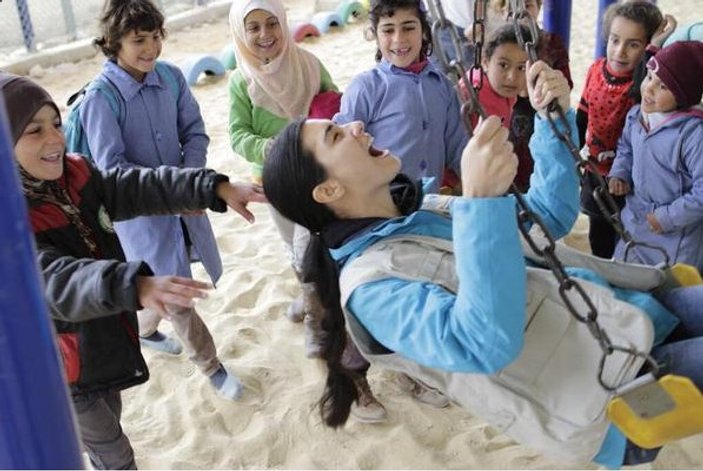 Tuba Büyüküstün Suriyeli çocuklarla buluştu