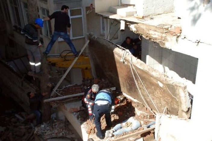 Aydın'da yıkım sırasında balkon çöktü