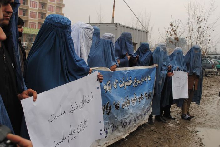 Afgan erkekleri kadına şiddeti protesto etti