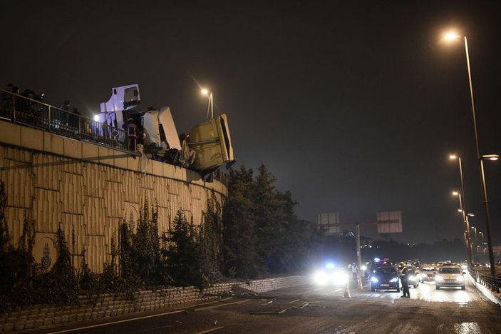 Devrilen kamyon bariyerde asılı kaldı