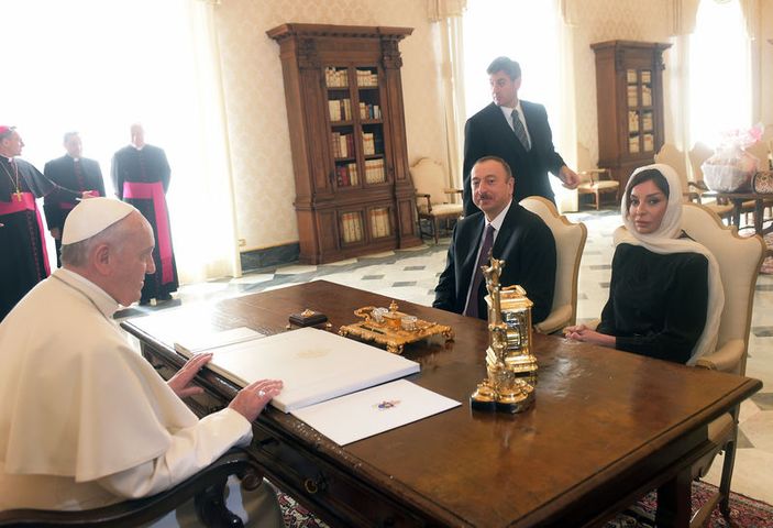 Aliyev Papa ile görüştü