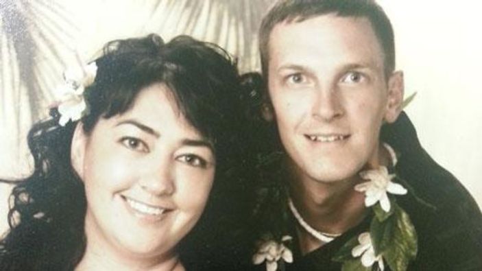 Patates cipsi ile sarhoş olan adam