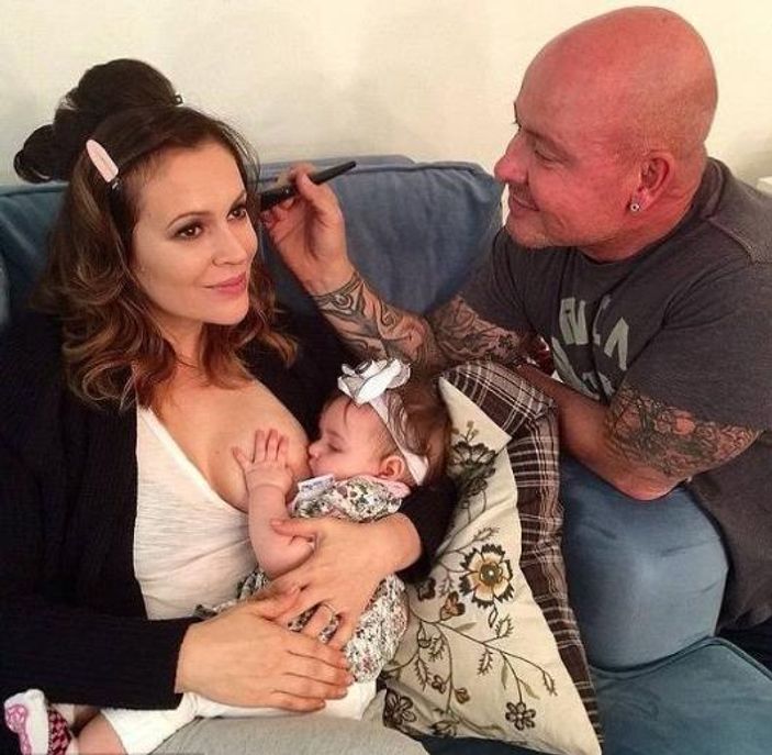 Alyssa Milano emziren anneler modasına uydu