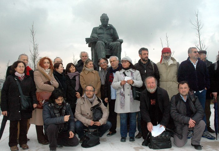 Tarık Akan Yaşar Kemal'in heykeline gitti