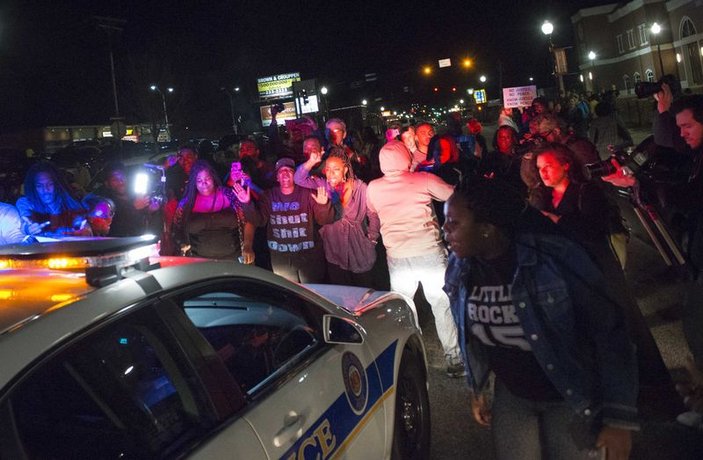 Ferguson'da iki polis memuru vuruldu