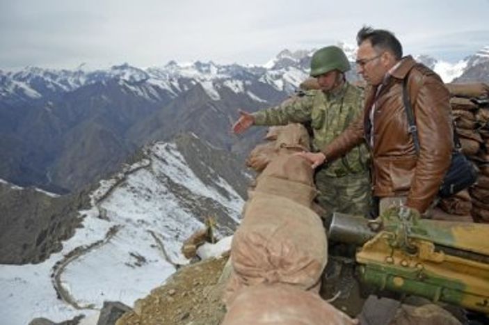 Dağlıca'da ikizinin şehitlik hikayesini dinledi