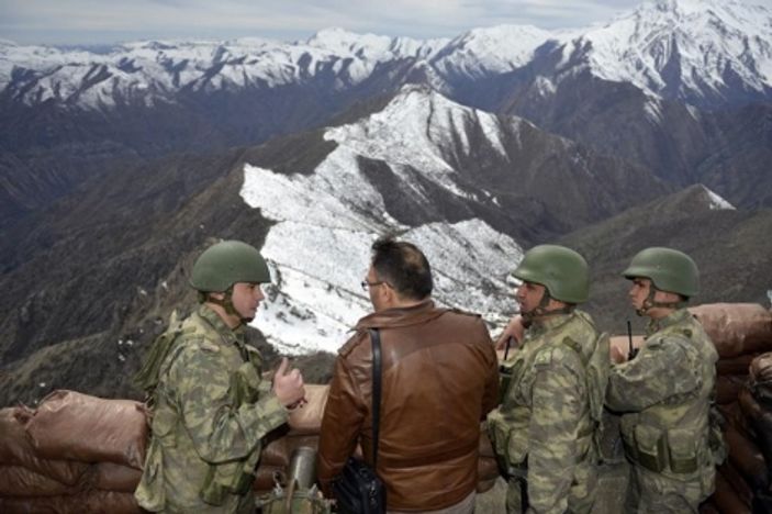 Dağlıca'da ikizinin şehitlik hikayesini dinledi