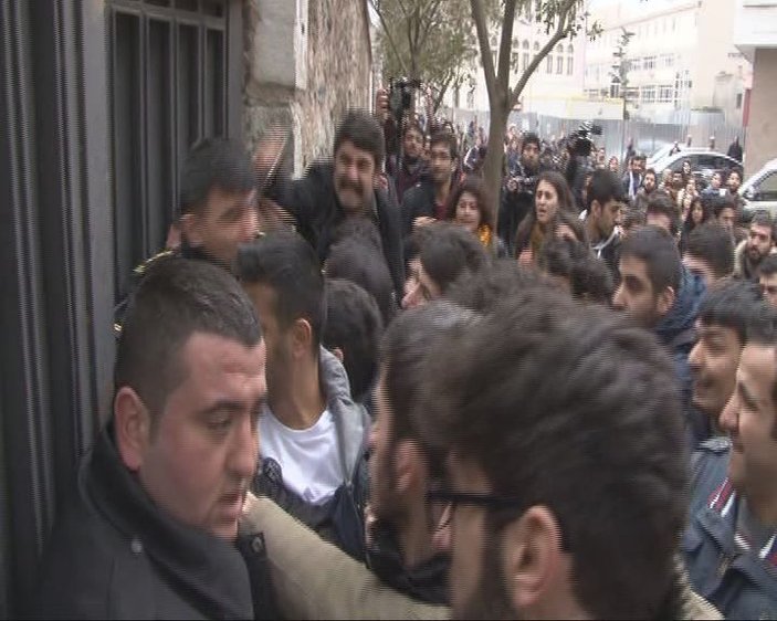 İstanbul Üniversitesi'nde Halepçe gerginliği