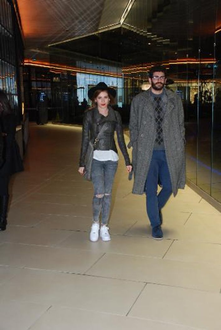 Sinem Kobal artık kardeşiyle takılıyor