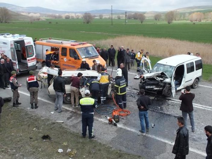 Yozgat'ta iki otomobil kafa kafaya çarpıştı: 2 ölü