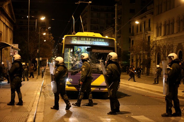 Atina'da polisle iktidar karşıtı anarşist grup çatıştı