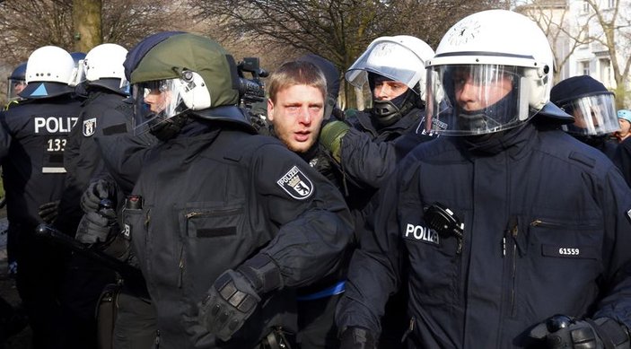 Almanya'da hükümet Frankfurt eylemcilerini uyardı