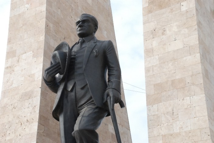Aydın'da Atatürk heykeline telli önlem
