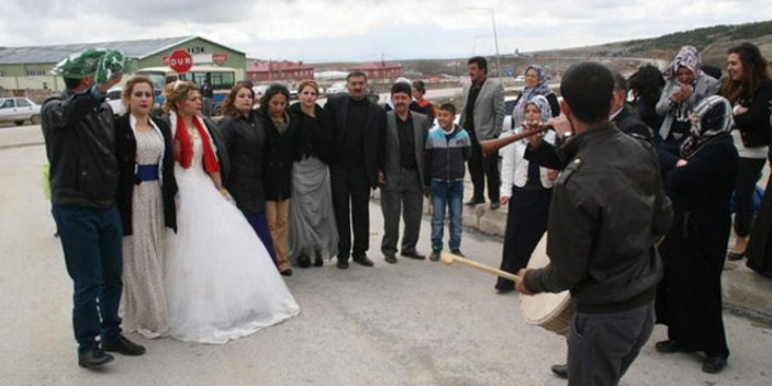 Yozgat'ta gelin damadı davul zurnayla karşıladı