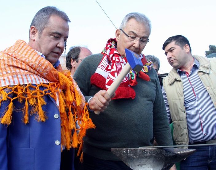 Deniz Baykal Nevruz ateşinin üzerinden atladı