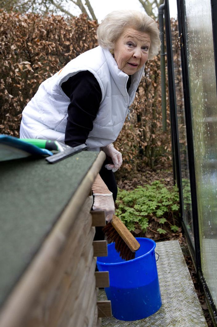 Hollandalı kraliçe Beatrix temizlikte