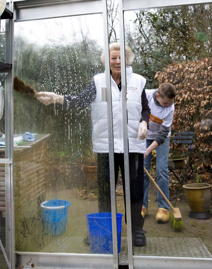 Hollandalı kraliçe Beatrix temizlikte