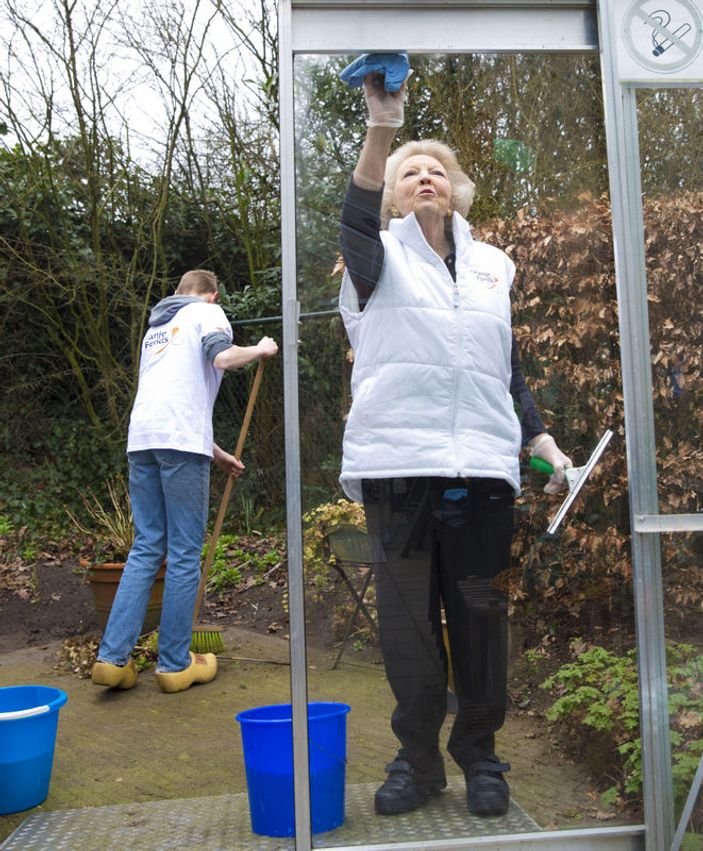Hollandalı kraliçe Beatrix temizlikte