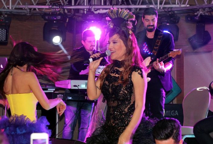 Demet Akalın konserinde kavga eden çifti bozdu